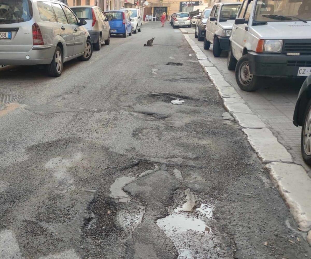 Nei quartieri di Crotone: in via Interna Marina eterno problema delle buche -