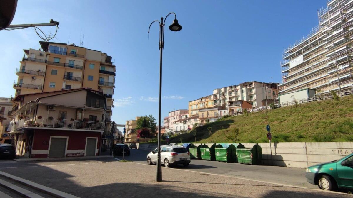 Nei quartieri di Crotone: luci a metà con vista sul mare -