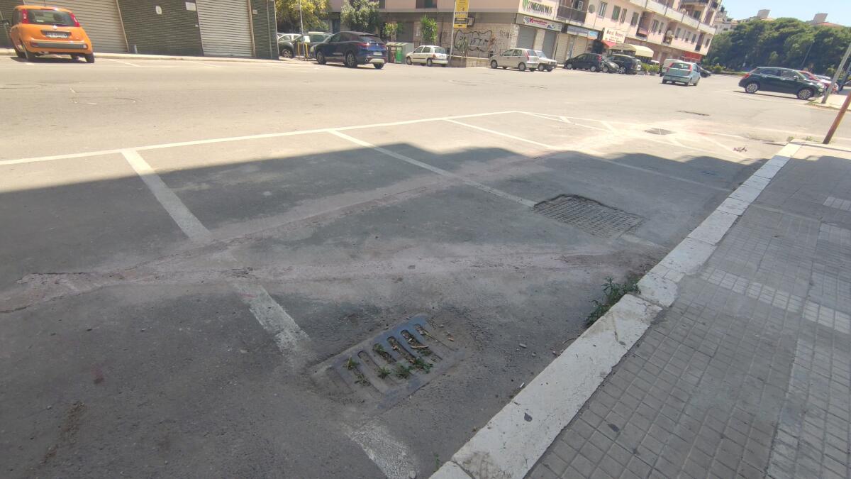Crotone, c'è qualcosa che non va lungo via XXV Aprile - 