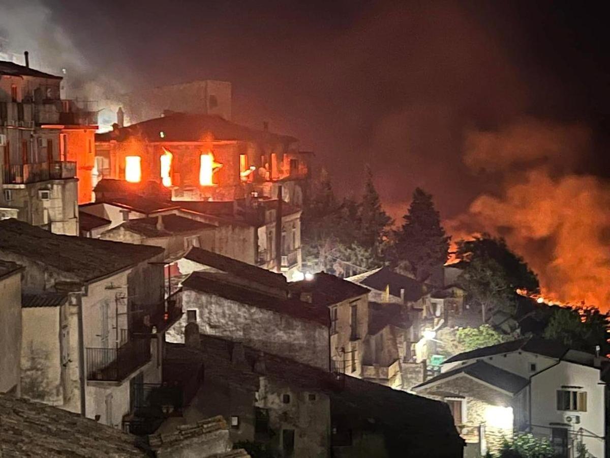 Incendi nei comuni di Crucoli e Strongoli: solidarietà del sindaco di Cirò Mario Sculco - 