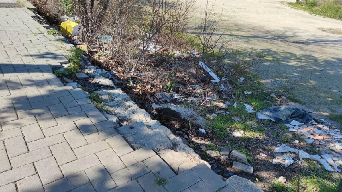 Nei quartieri di Crotone: in città diversi marciapiedi cadono a pezzi - 