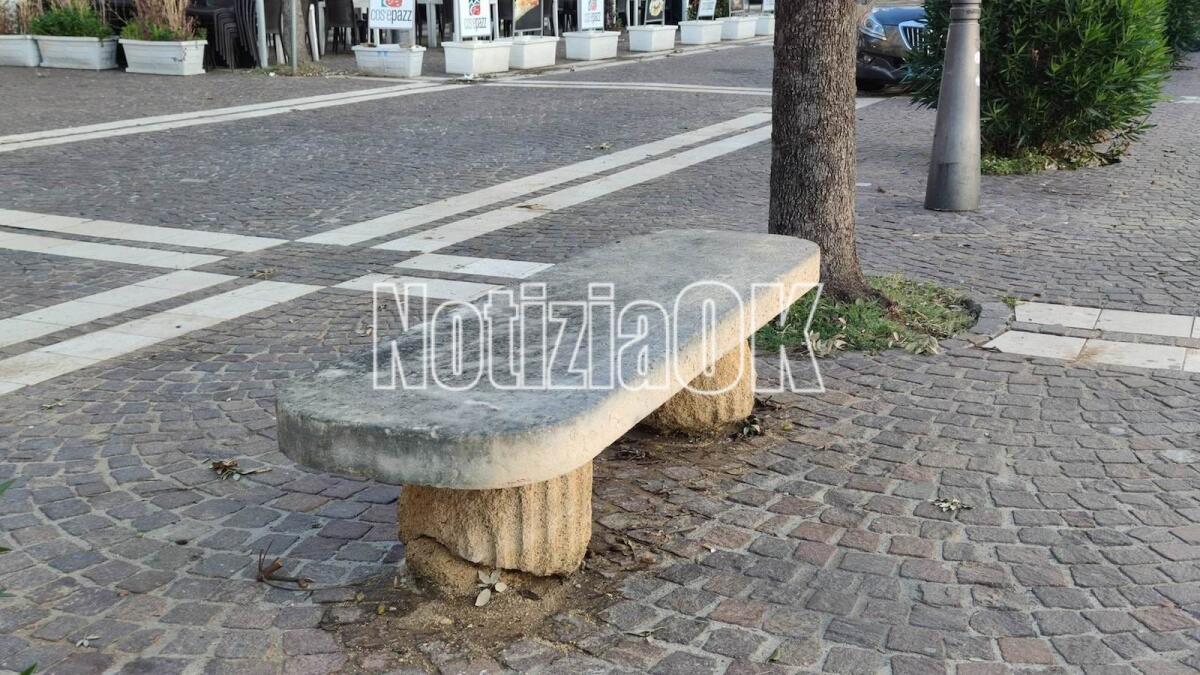 Nei quartieri di Crotone: panchine con pericolo costante - 