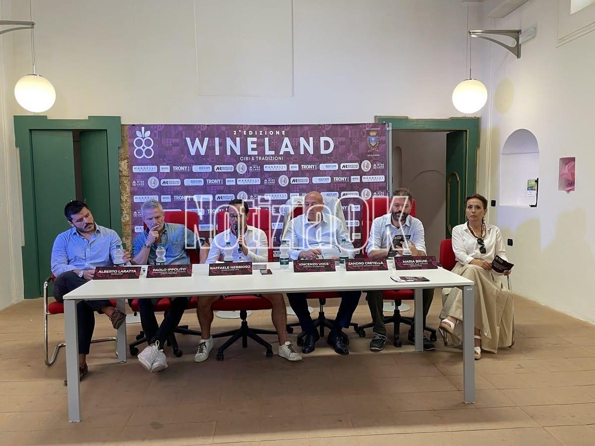 Crotone - Degustazioni, musica e talk nel "Wine Land" giunto alla seconda edizione - Alberto Laratta, Paolo Ippolito, Raffaele Nebbioso, Vincenzo Voce, Sandro Cretella, Maria Bruni
