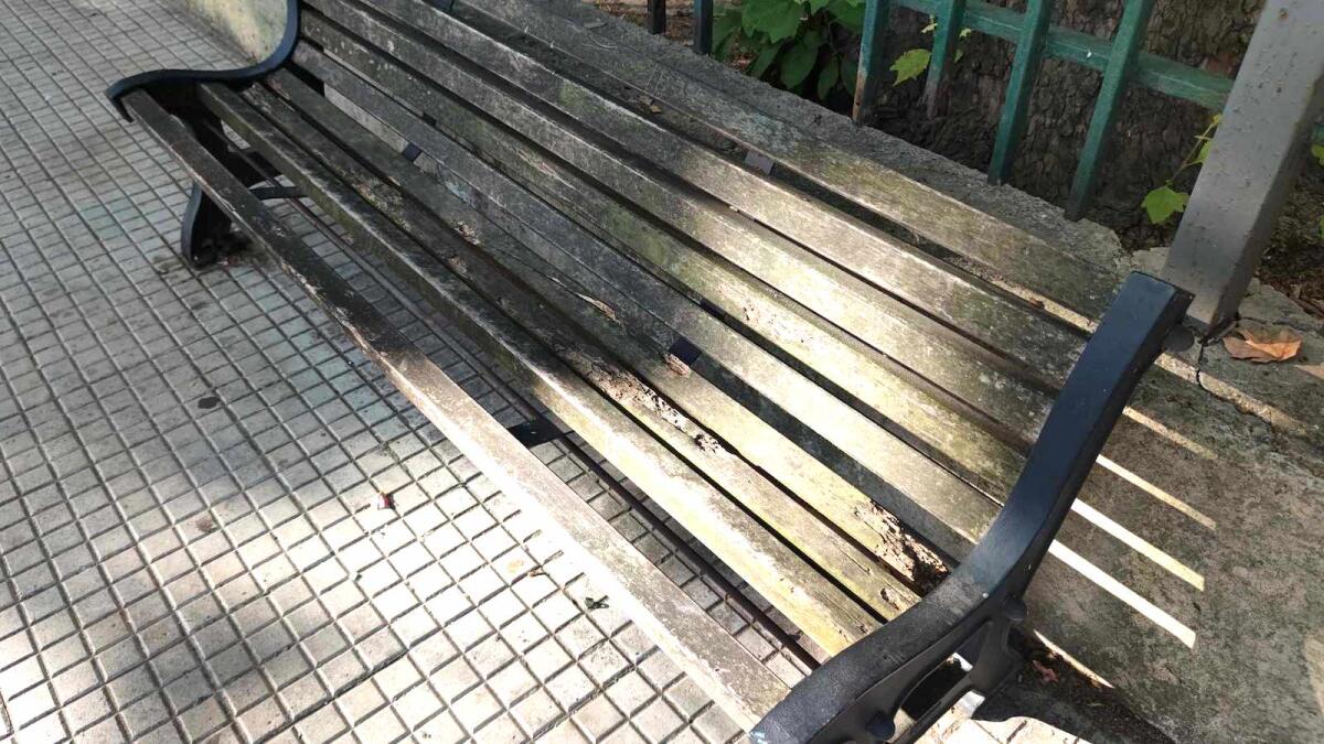 Nei quartieri di Crotone: scomode panchine in viale Regina Margherita - 