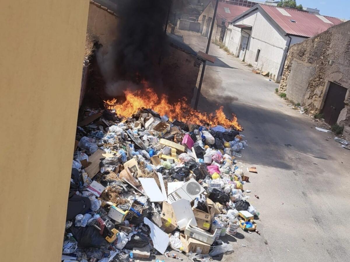 Crotone - Incendio in via Macello - 