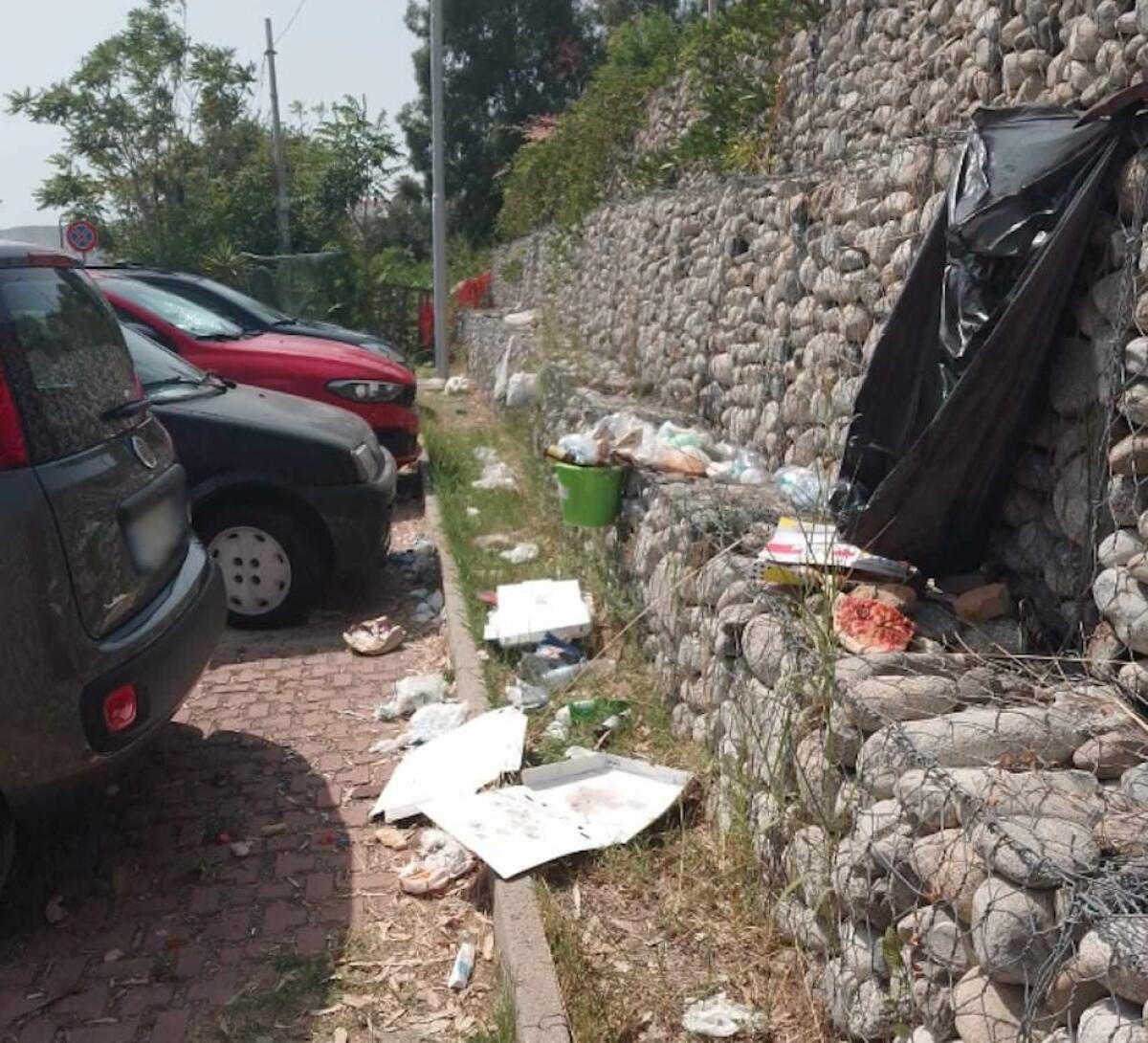 Nei quartieri di Crotone: un'estate di mare, relax e... spazzatura - 