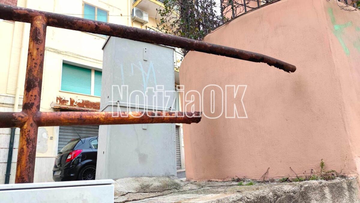 Nei quartieri di Crotone: parapetti pericolosi lungo via Discesa Marina -