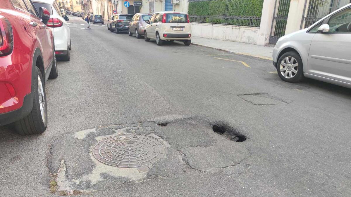 Nei quartieri di Crotone: in città solo buche di qualità -