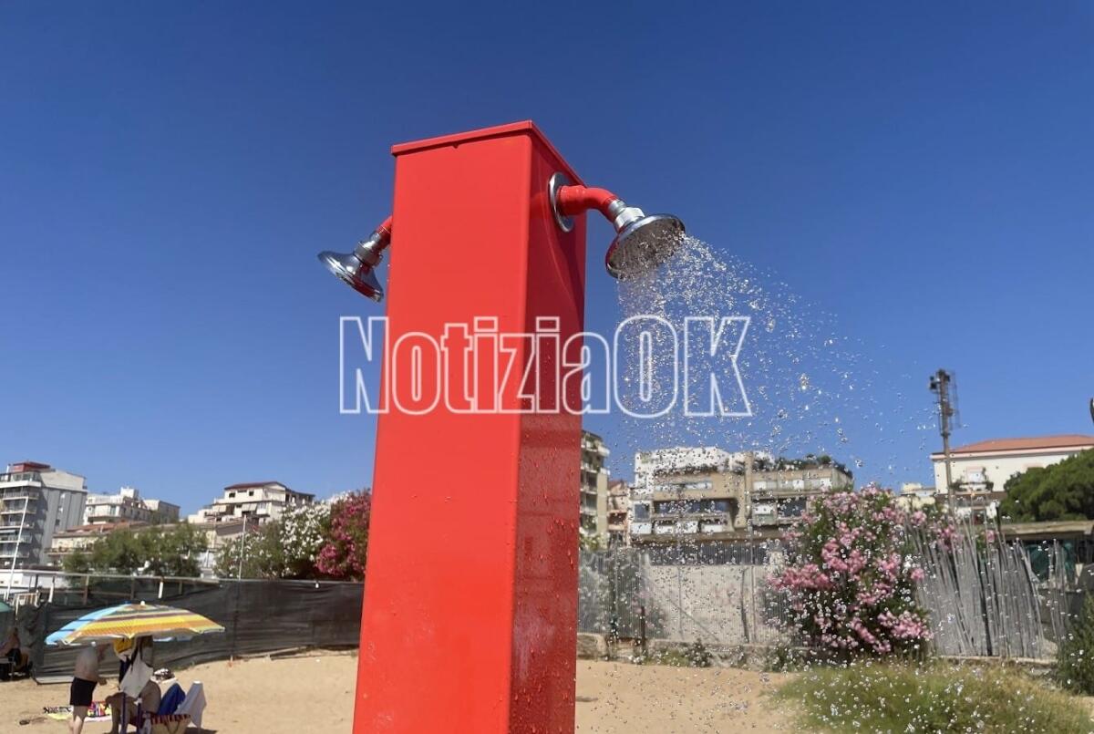 Crotone - Nuove docce pubbliche sulla spiaggia - 