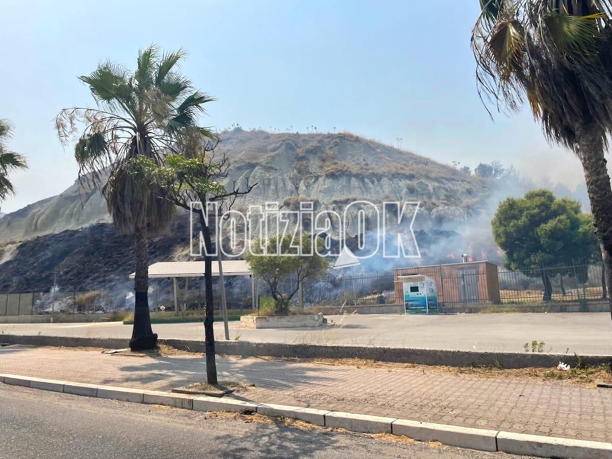 (FOTO) Brucia Parco Pignera... a rischio i Giardini di Pitagora - 