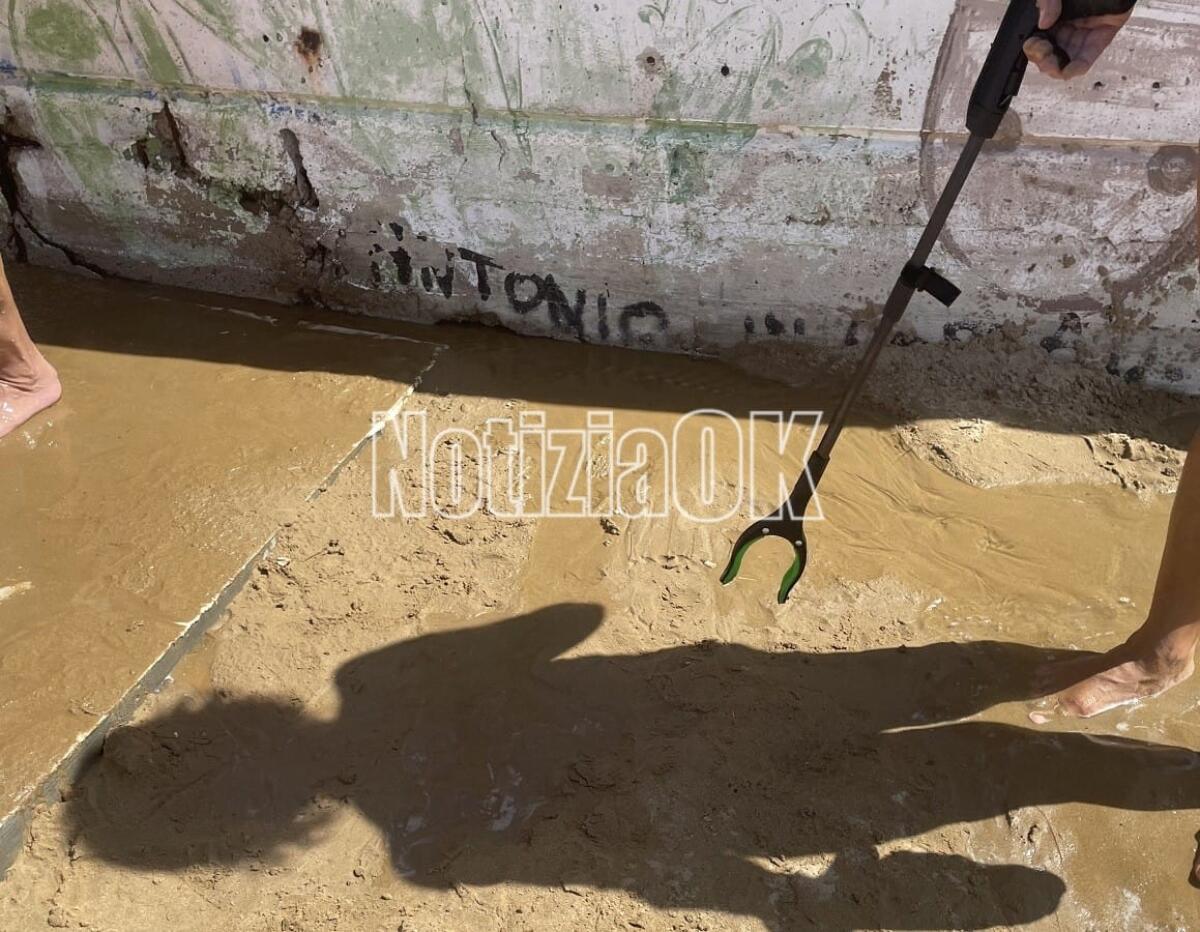 Crotone - Pulisce la spiaggia ogni volta che va a farsi il bagno: "Io amo la mia città" - 