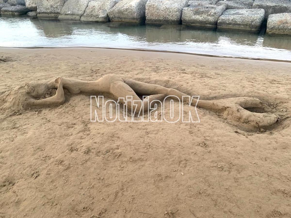 Crotone - Un laboratorio d'arte sulla spiaggia, Luciano crea e i bagnanti fotografano - 