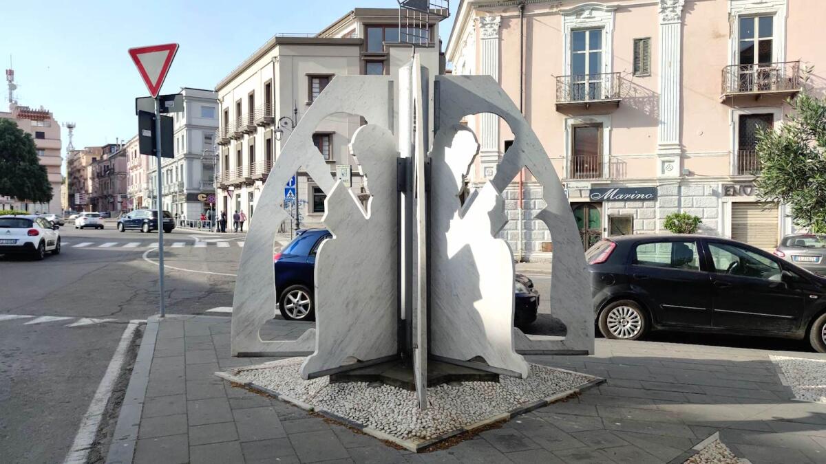 Nei quartieri di Crotone: Pitagora, l'opera rimane ancora danneggiata - 
