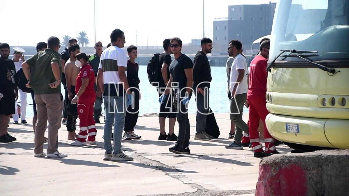 Crotone, terzo sbarco di migranti in poche ore - 
