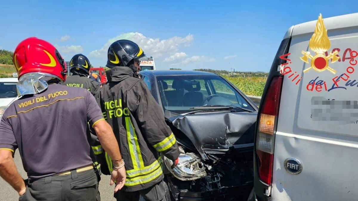 (VIDEO) Due feriti sulla SS 107: il Km 134 chiuso parzialmente al traffico - 