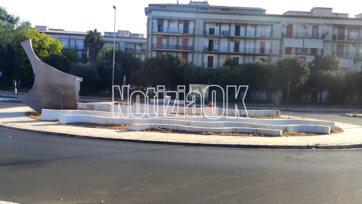 Crotone, l'estate volge al termine senza la nave di Piazza Caputi - 