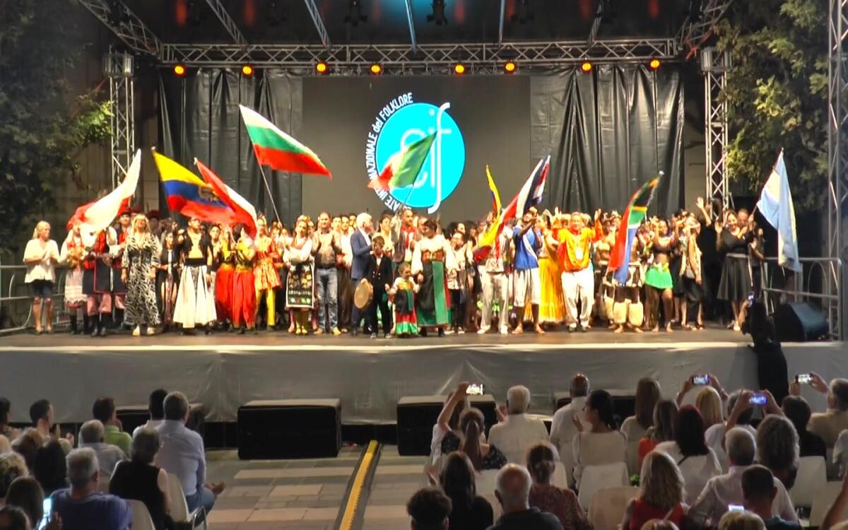 In Calabria bagno di folla per l'ultima serata dell'estate internazionale del folklore - 