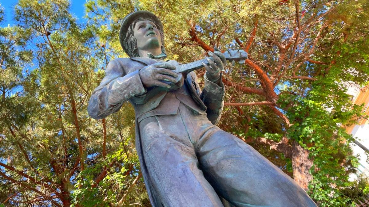 Crotone - La statua di Rino Gaetano meta per i turisti in estate - 