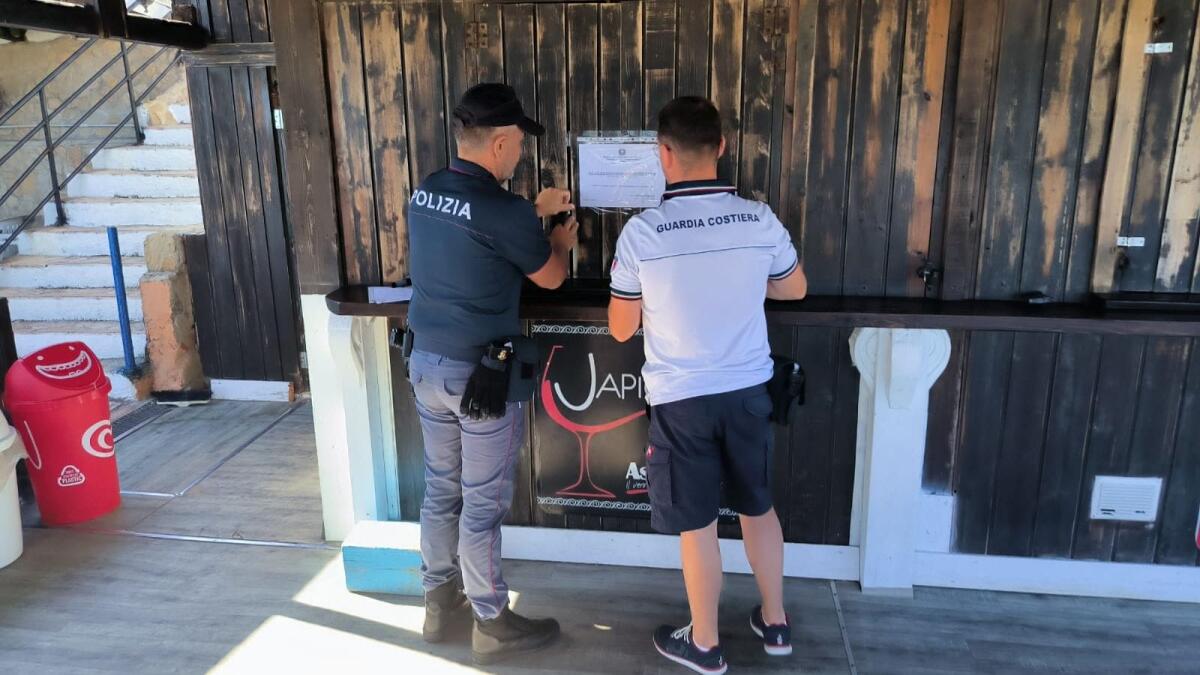 Crotone - Scoperto esercizio commerciale, sotto sequestro, aperto al pubblico - 