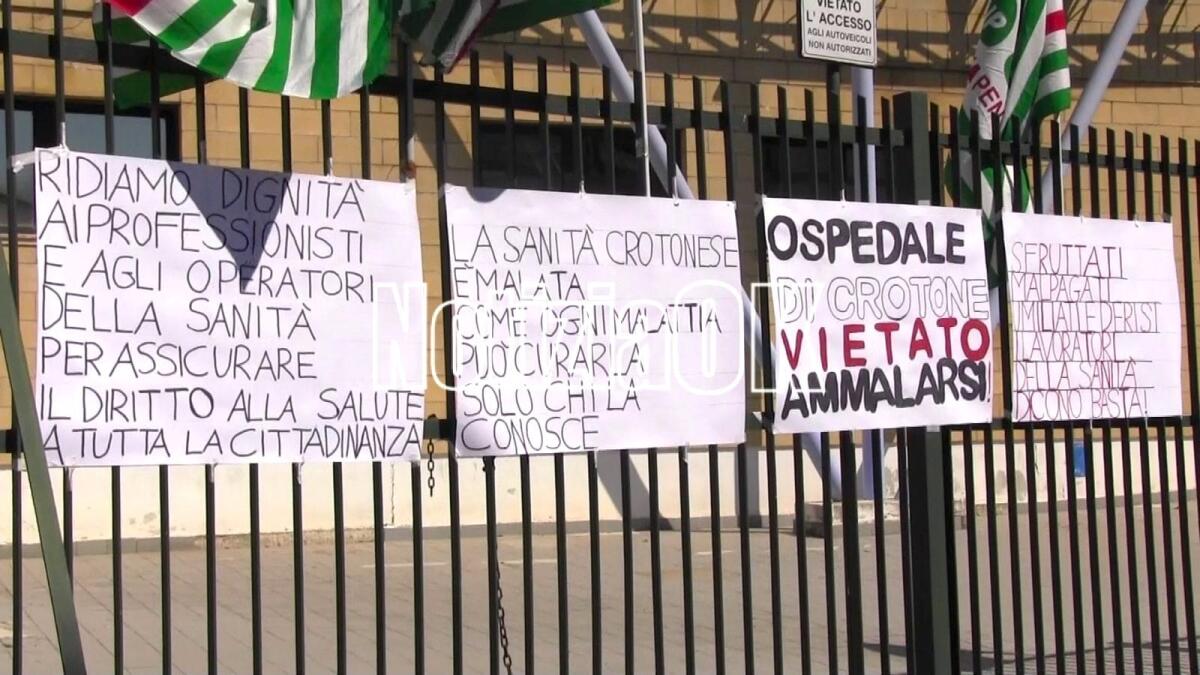 Sit-in di protesta all'Ospedale, Voce: «Per curarsi bisogna andare fuori Crotone, non è accettabile» - 