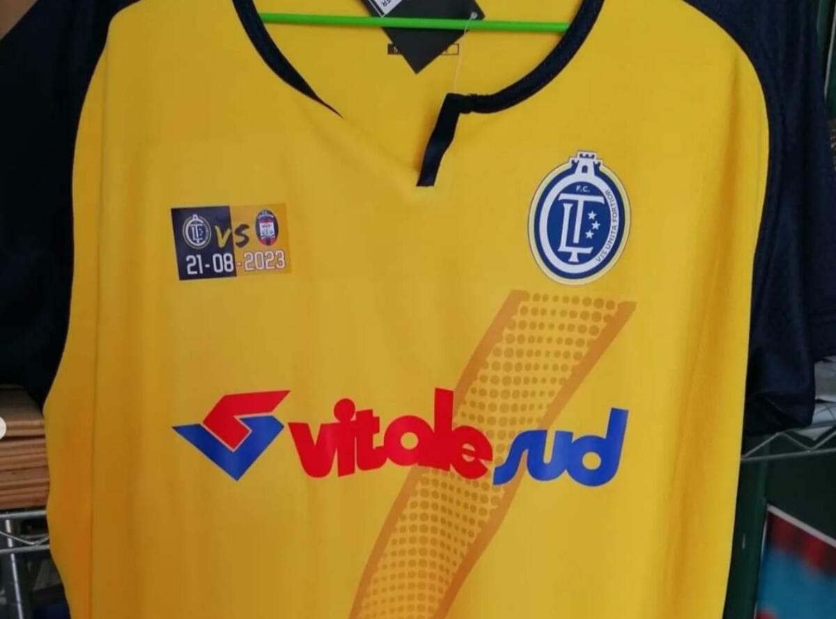 Serie C | Il Lamezia Terme rende omaggio al Crotone: maglia personalizzata per l'allenamento congiunto - 