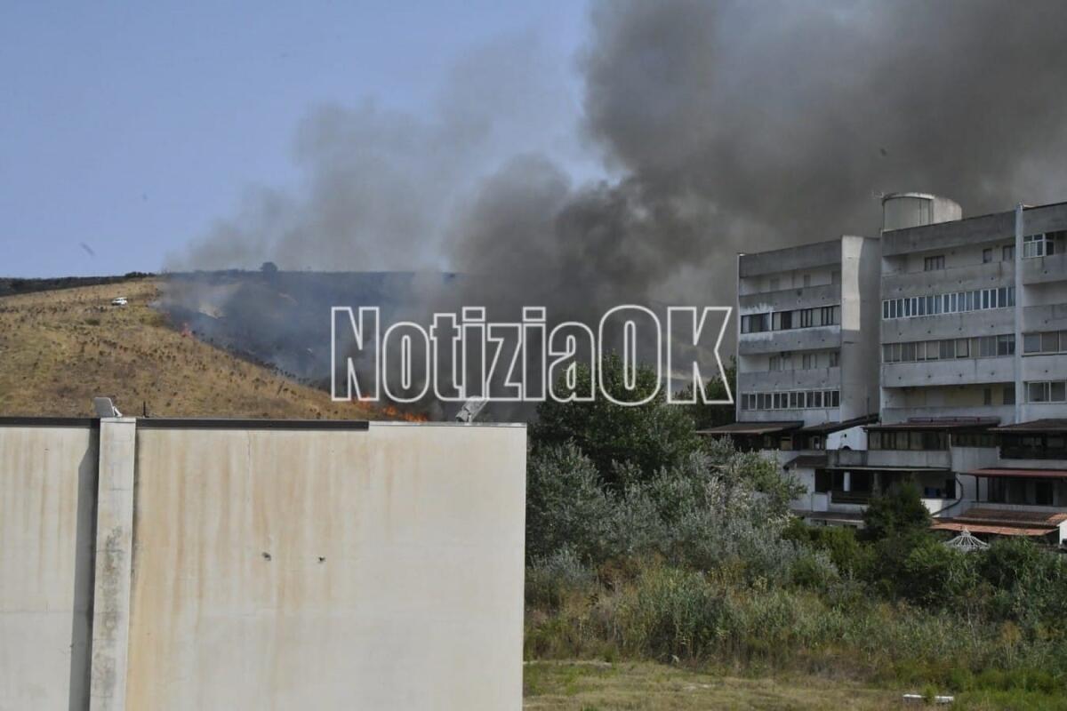 Crotone - Incendio lambisce via Nazioni Unite: temuto il peggio - 