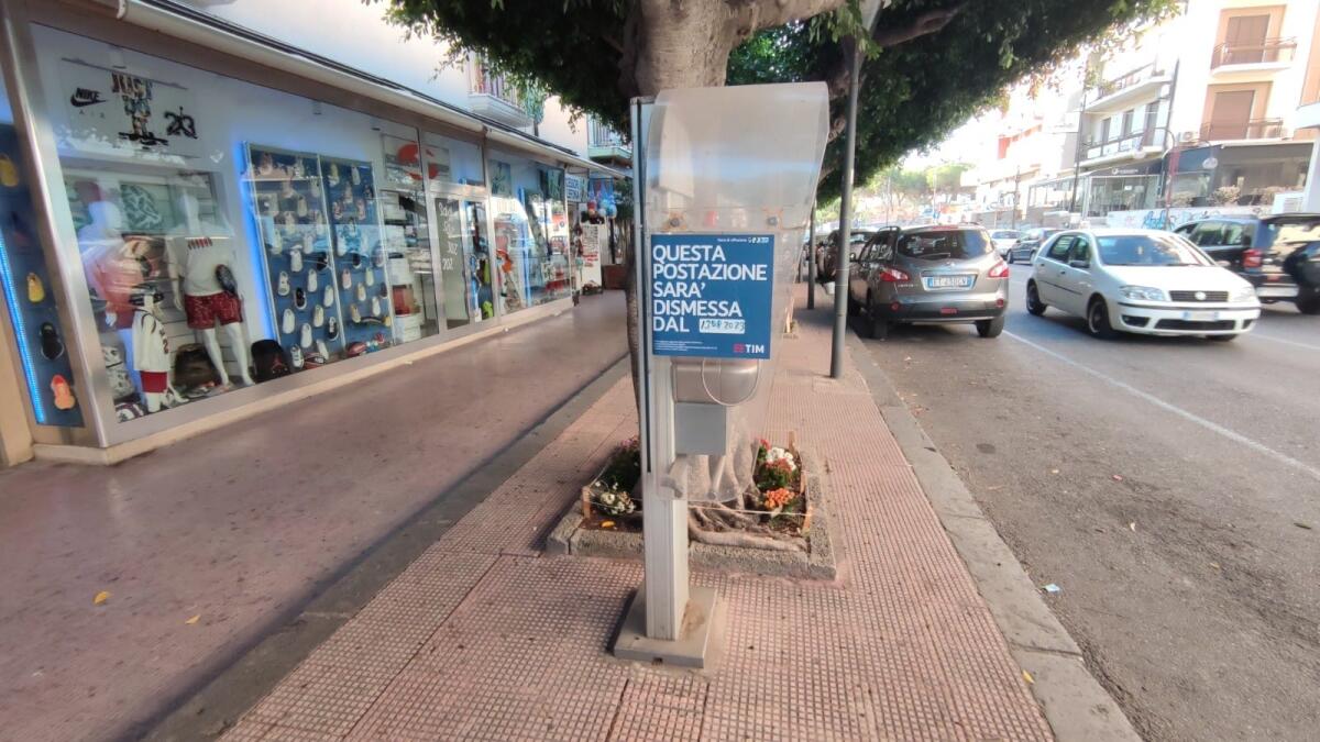 Anche a Crotone "addio" alle vecchie cabine telefoniche - 