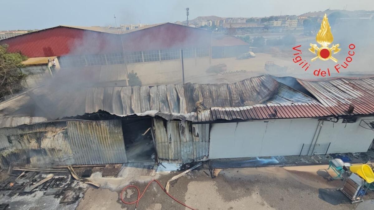 (VIDEO) Crotone - Tetto collassato dopo incendio: concluse ora le operazioni dei Vigili del Fuoco - 