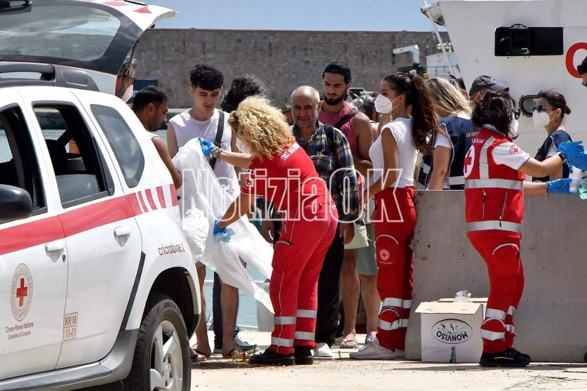 Sbarco sul porto di Crotone: i bambini ricevono giocattoli donati dalle forze dell'ordine - Lo sbarco di questa mattina 5 agosto 2023
