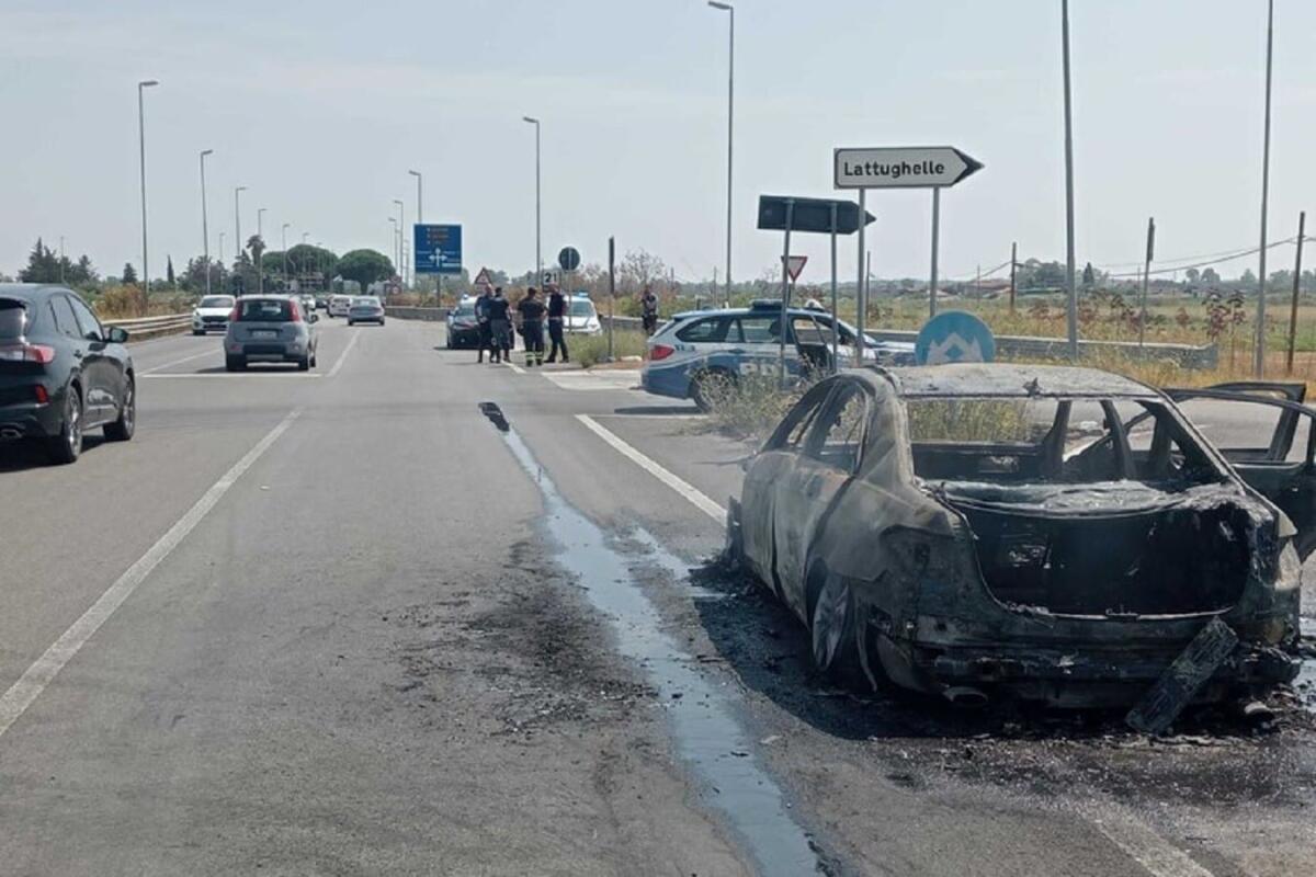 Calabria - Prende fuoco automobile con 4 turisti a bordo - 