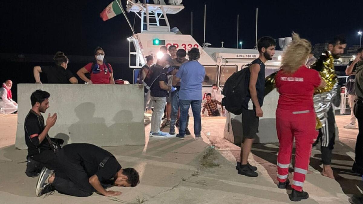 53 migranti sbarcati a Crotone: la felicità in un bacio a terra - 