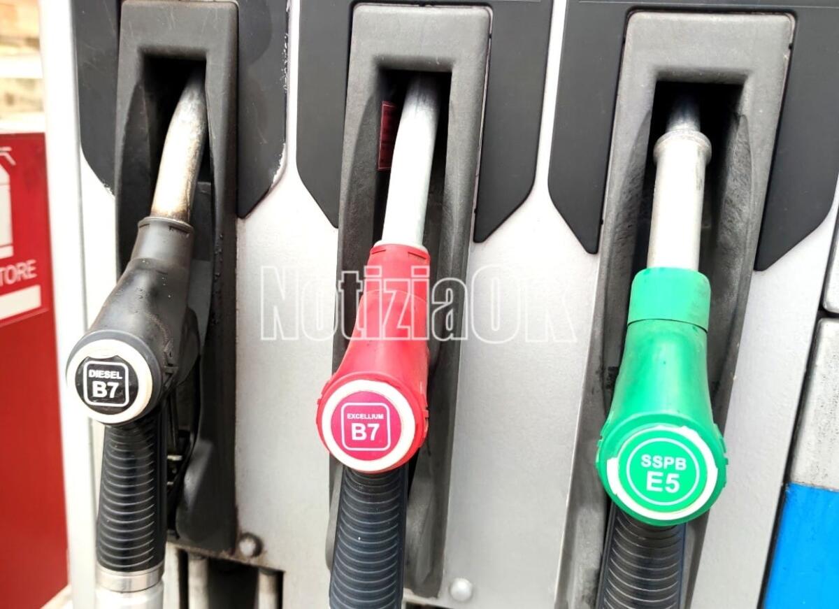 Prosegue l'agosto rovente: rincari nel prezzo della benzina - 