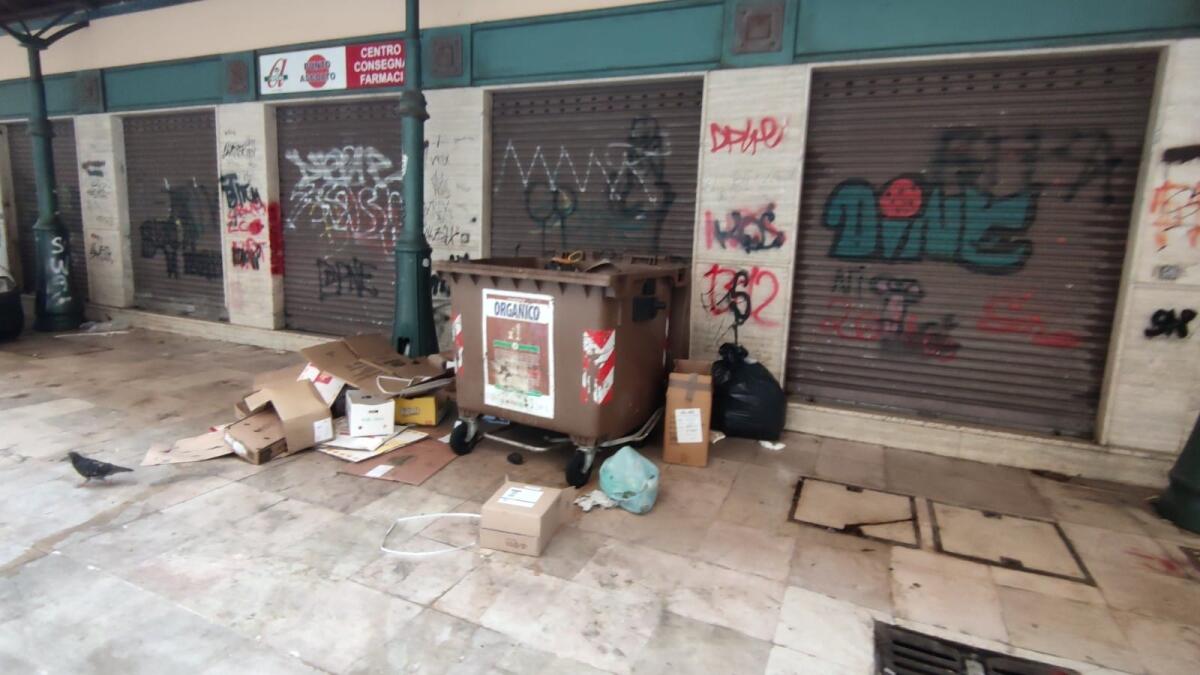 Nei quartieri di Crotone: Piazza mercato: una lunga storia di degrado... - 
