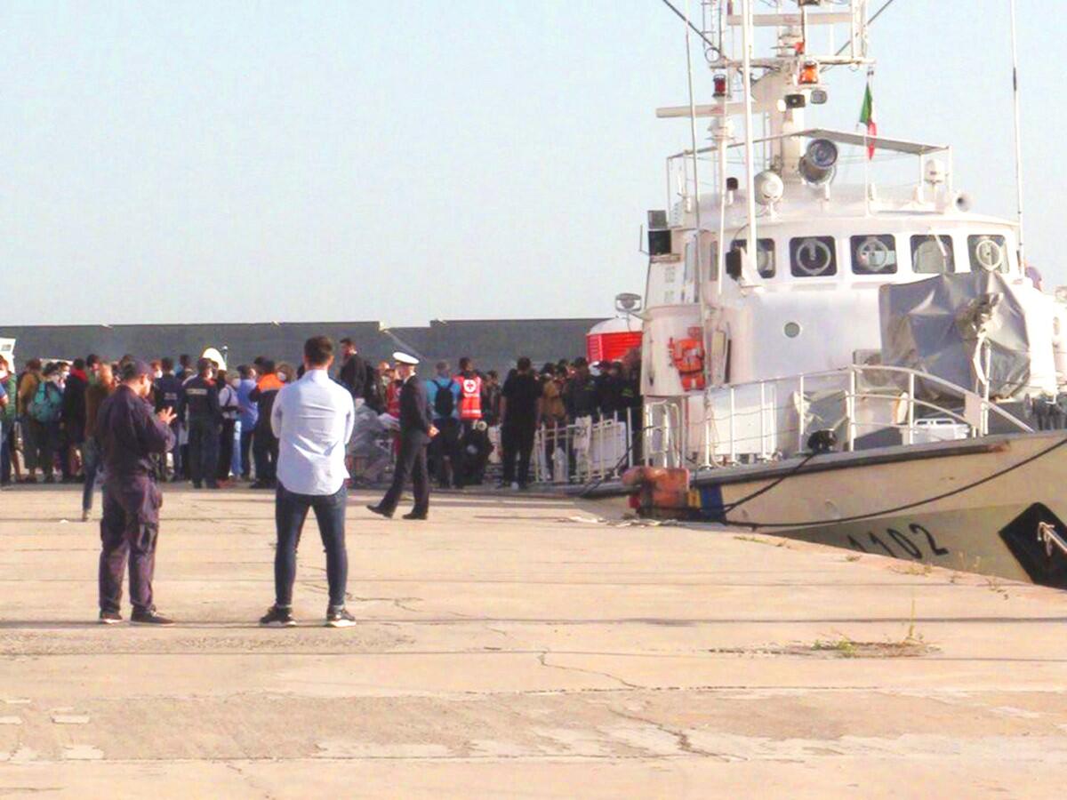 Crotone - Sbarco di migranti del 26 agosto , in carcere due scafisti - 