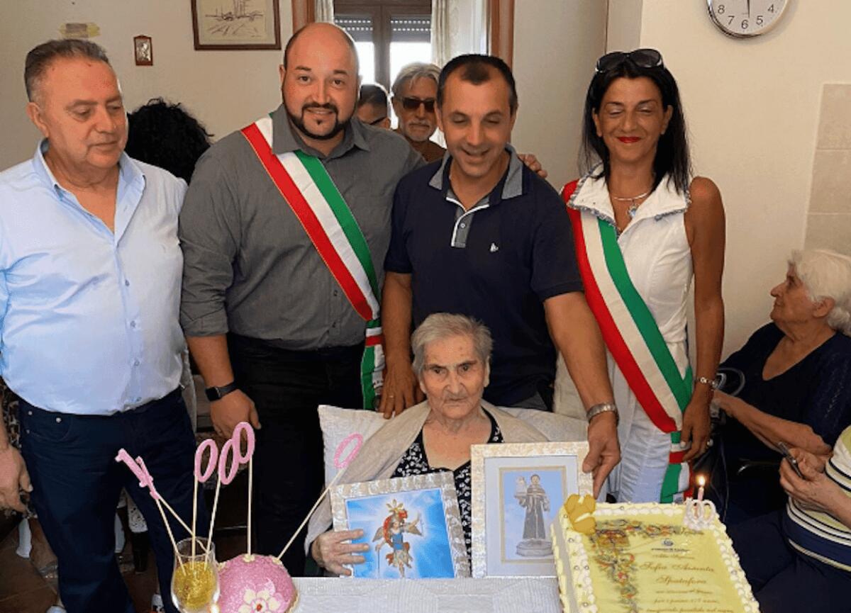 A Carfizzi cent'anni di vita e sorrisi: il traguardo di nonna Sofia - 