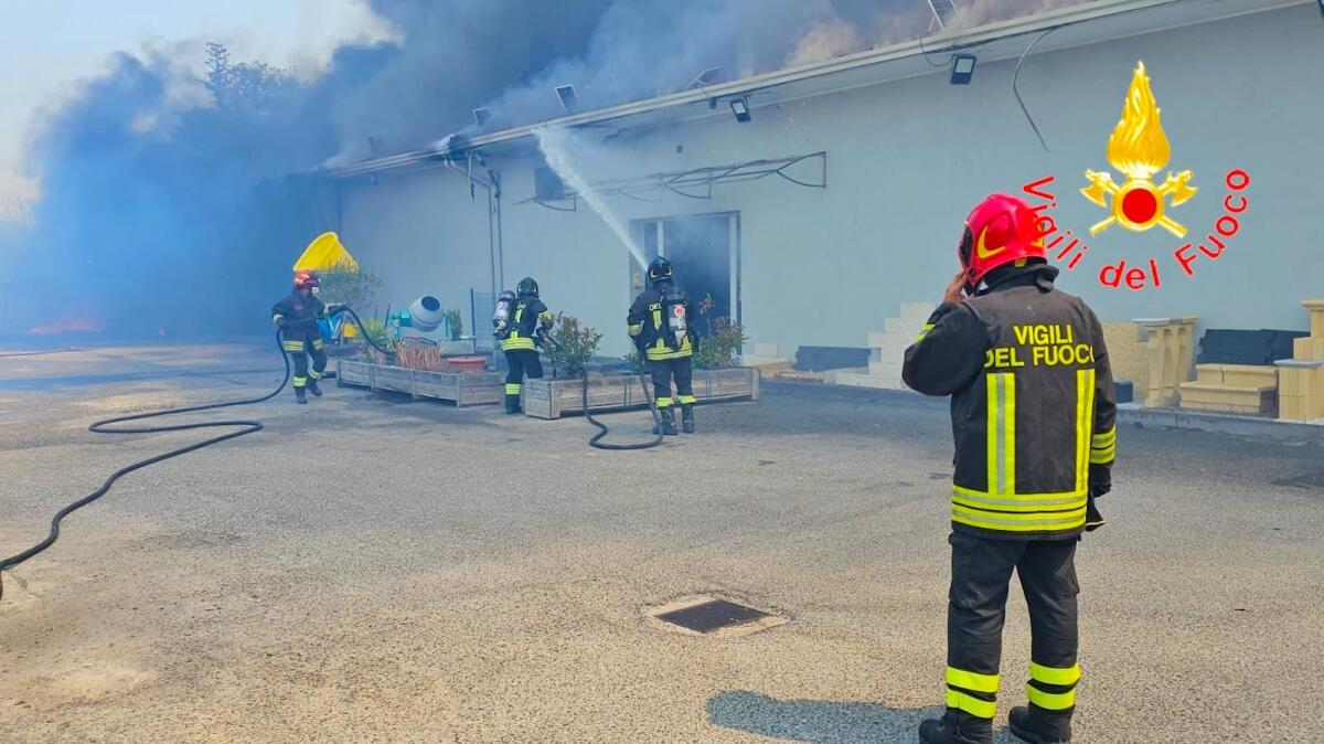 (VIDEO) Crotone - Deposito prende fuoco, impiegati 30 Vigili del fuoco - 