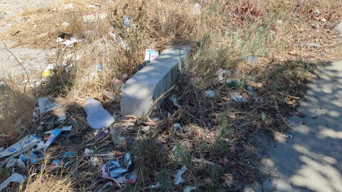 Nei quartieri di Crotone: in via Giovanni Paolo II i marciapiedi perdono i pezzi - 
