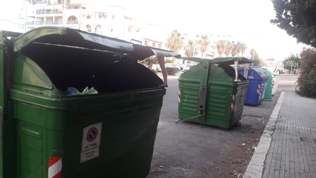 Crotone, città delle meraviglie: ai cassonetti "spuntano" le gambe - 