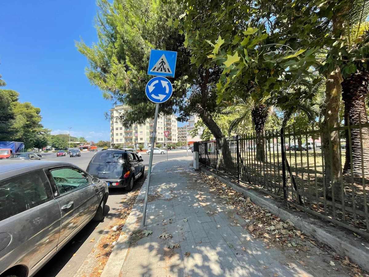 Nei quartieri di Crotone: segnali con pendenza in via XXV Aprile - 