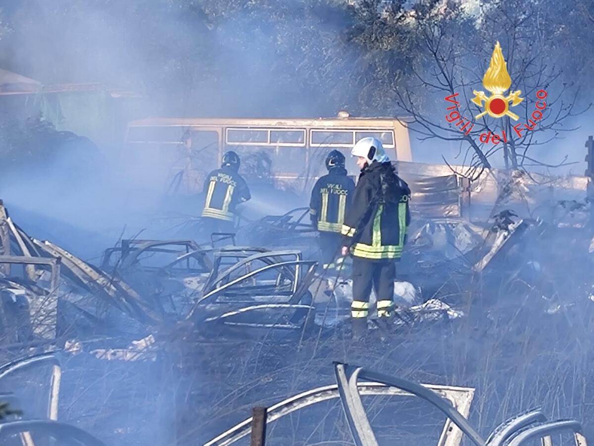 Crotone - Vasto incendio in località Cipolla - 