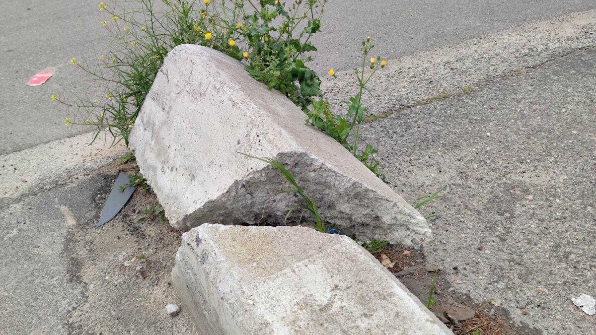 Nei quartieri di Crotone: in via Giosuè Carducci neppure i muretti fermano i veicoli - 