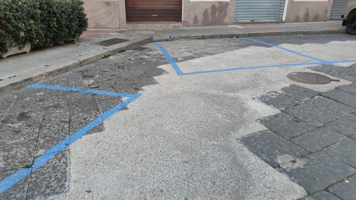 Nei quartieri di Crotone: basole scomparse? In compenso ci sono le strisce blu - 