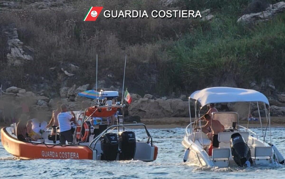 Imbarcazione a rischio affondamento nell'area marina protetta: persone tratte in salvo dalla Guardia Costiera - 