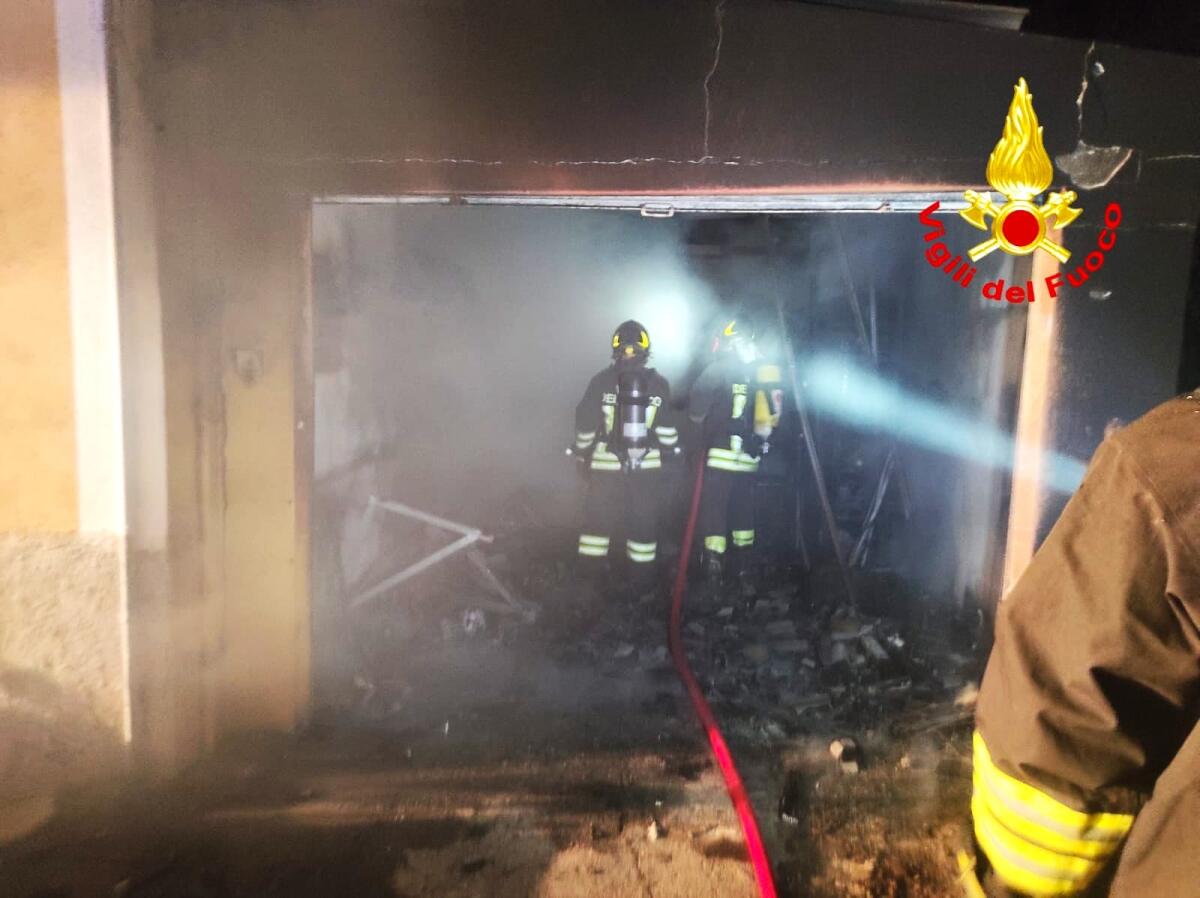 Strongoli - Incendio alla Marina, i Vigili del fuoco evitano il peggio - 