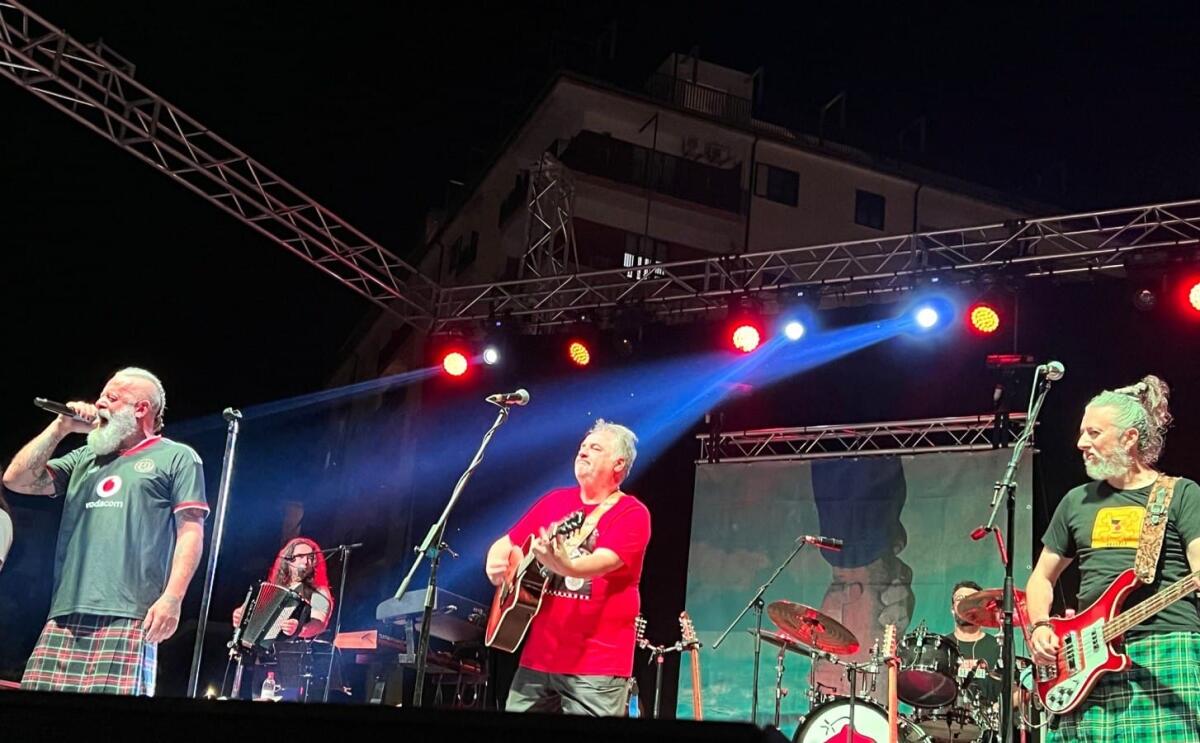 I Modena City Ramblers raccontano in musica la tragedia dei migranti: "Torniamo ad essere esseri umani, non è difficile" - 