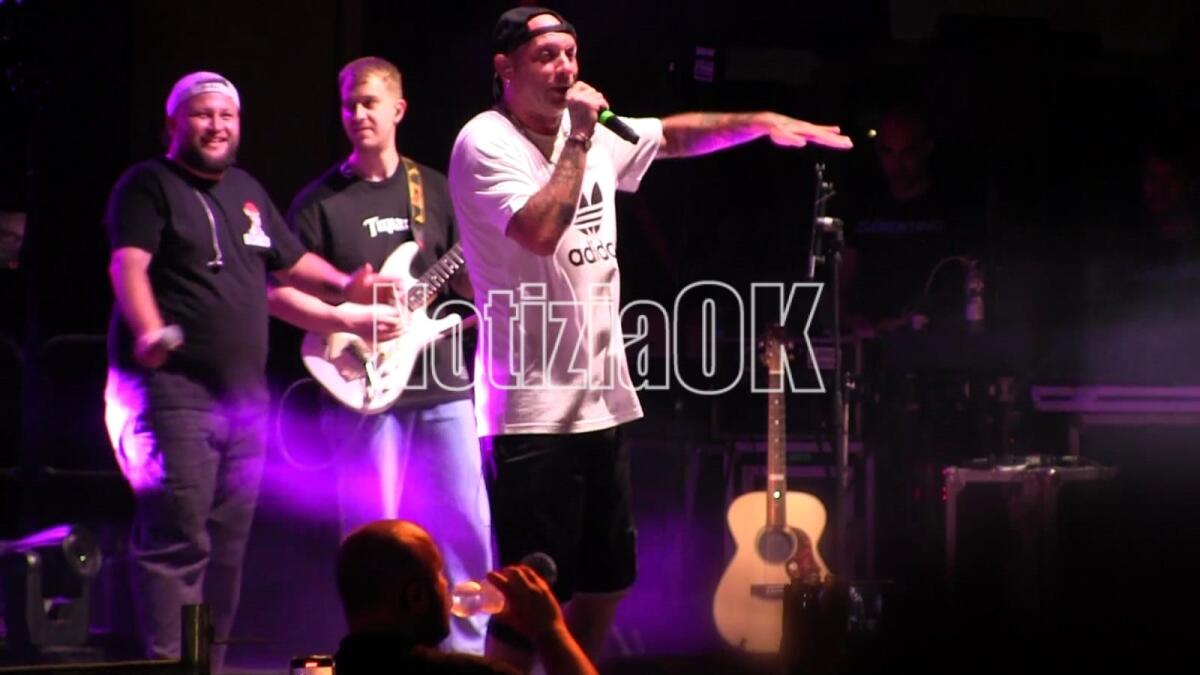 (Video) Clementino è 'o Re: in Piazzale Ultras successo per il rapper che omaggia Rino Gaetano - 