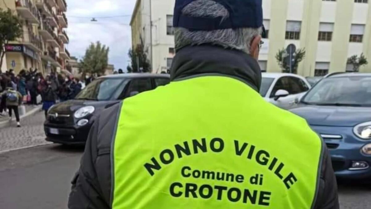 Crotone - Ritorna il "Nonno vigile" davanti le scuole cittadine - 