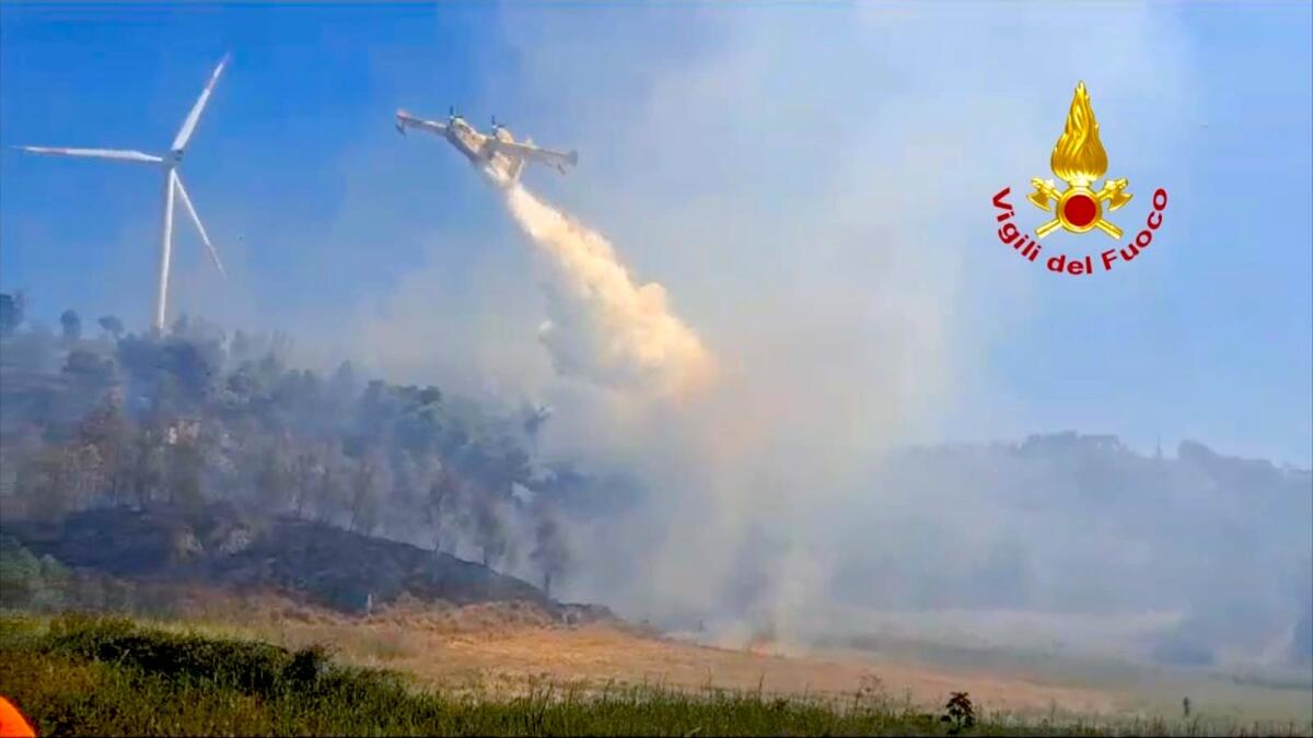 Crotone - Continua l'incendio a Poggio Pudano, Vigili del Fuoco impegnati da ieri - 