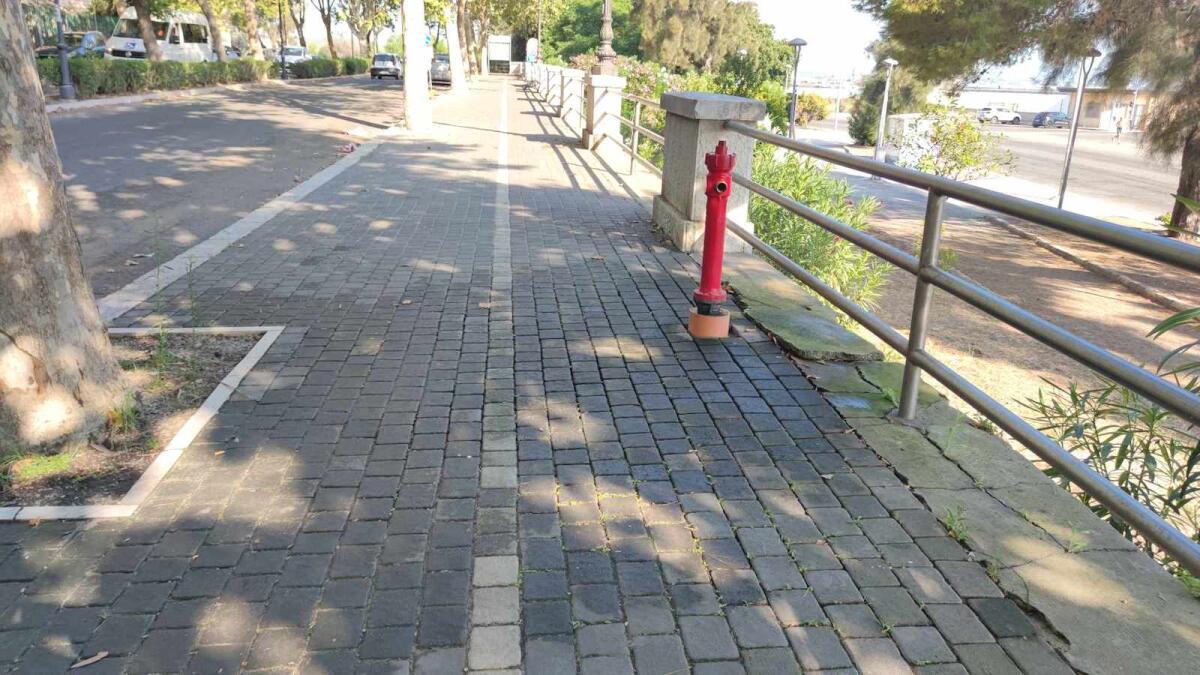 Nei quartieri di Crotone: idrante sempre aperto in viale Regina Margherita - 