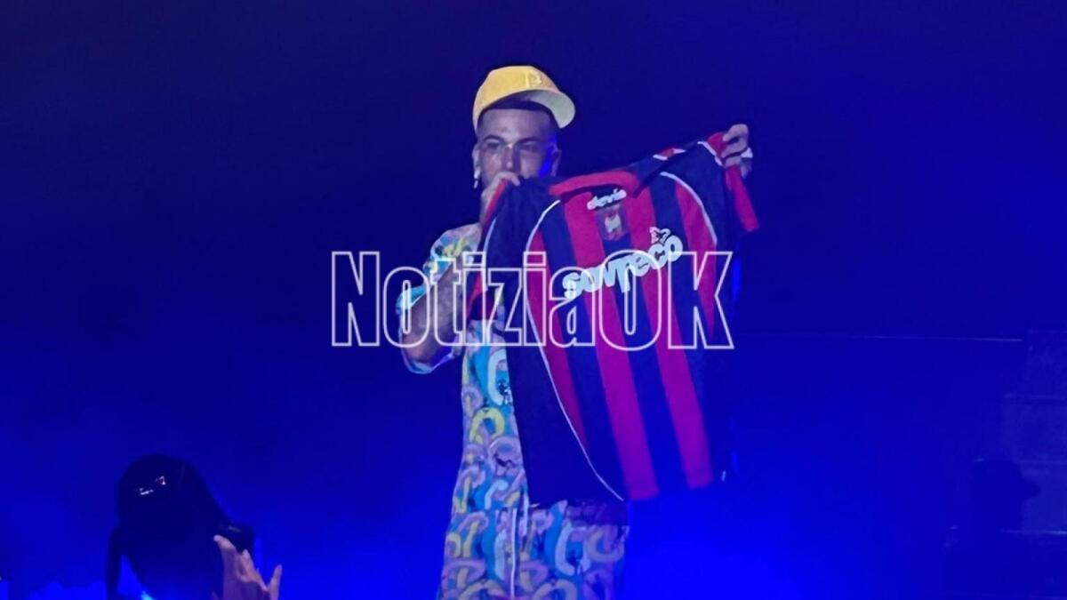 Sfera Ebbasta fa il pienone a Le Castella, l'omaggio dei fan è la maglia del Crotone - Foto Lorenzo Lucente